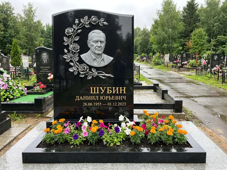 Памятник с барельефом — выполненная работа 34 в Ханты-Мансийске