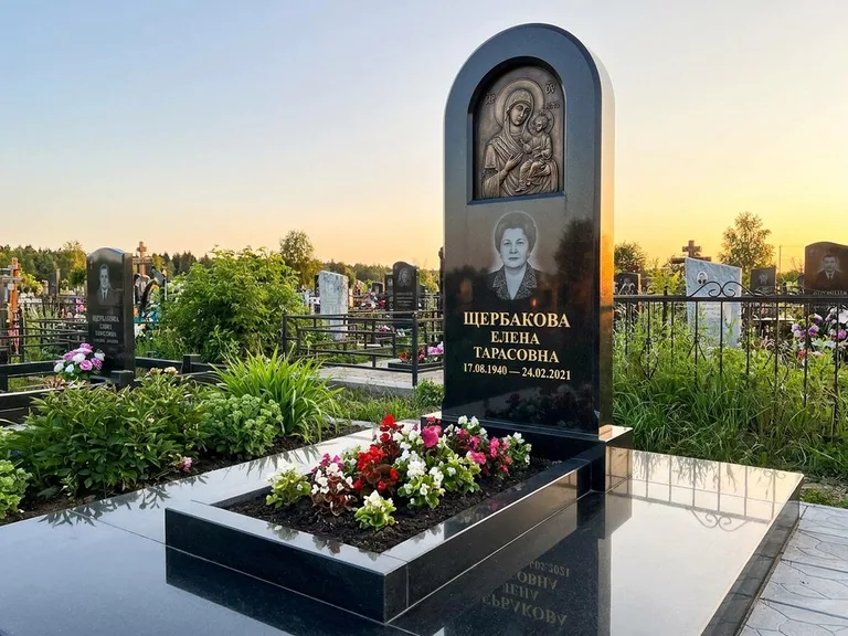 Памятник с барельефом — выполненная работа 35 в Ханты-Мансийске