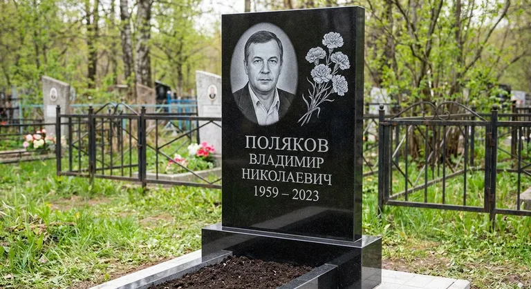 Памятник с гравировкой гвоздик — выполненная работа «Поляков» в Ханты-Мансийске