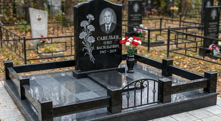 Памятник с гравировкой гвоздик — выполненная работа «Савельев» в Ханты-Мансийске