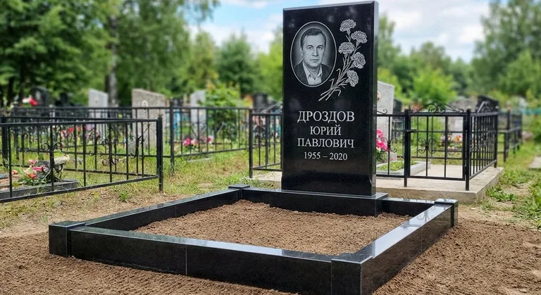 Памятник с гравировкой гвоздик — выполненная работа «Дроздов» в Ханты-Мансийске