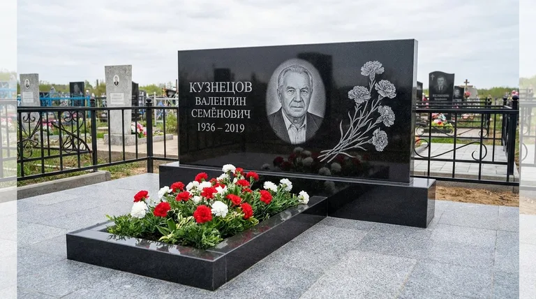 Памятник с гравировкой гвоздик — выполненная работа «Кузнецов» в Ханты-Мансийске