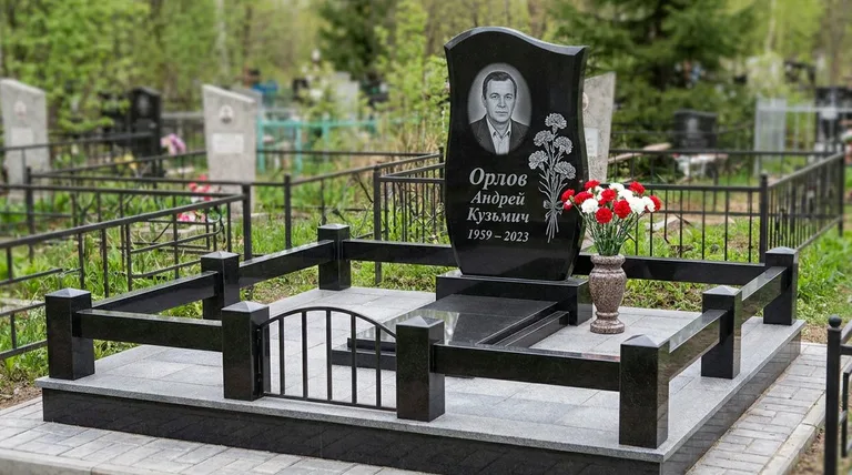 Памятник с гравировкой гвоздик — выполненная работа «Орлов» в Ханты-Мансийске