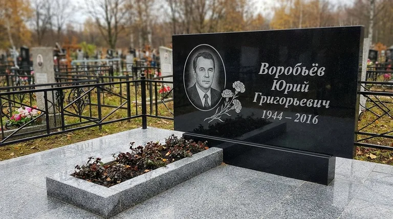 Памятник с гравировкой гвоздик — выполненная работа «Воробьёв» в Ханты-Мансийске