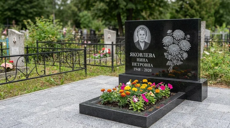 Памятник с гравировкой хризантем — выполненная работа «Соколов» в Ханты-Мансийске