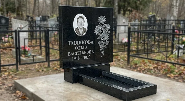 Памятник с гравировкой хризантем — выполненная работа «Полякова» в Ханты-Мансийске