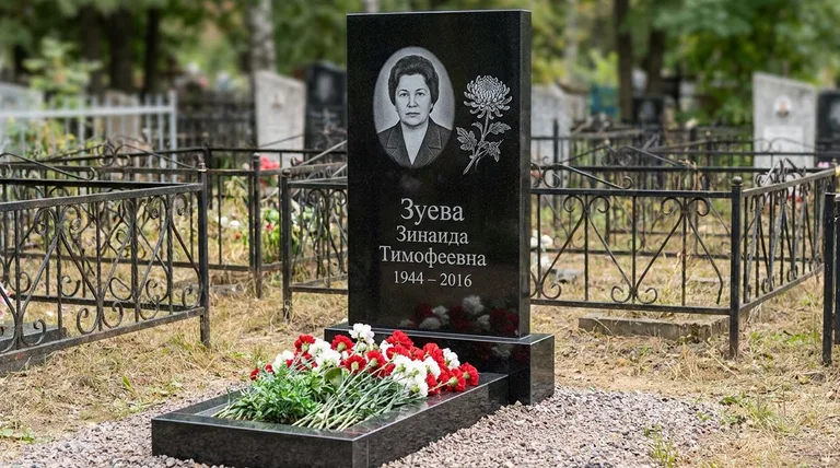 Памятник с гравировкой хризантем — выполненная работа «Зуева» в Ханты-Мансийске