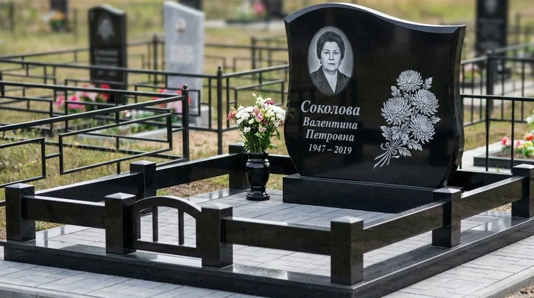 Памятник с гравировкой хризантем — выполненная работа «Соколова» в Ханты-Мансийске
