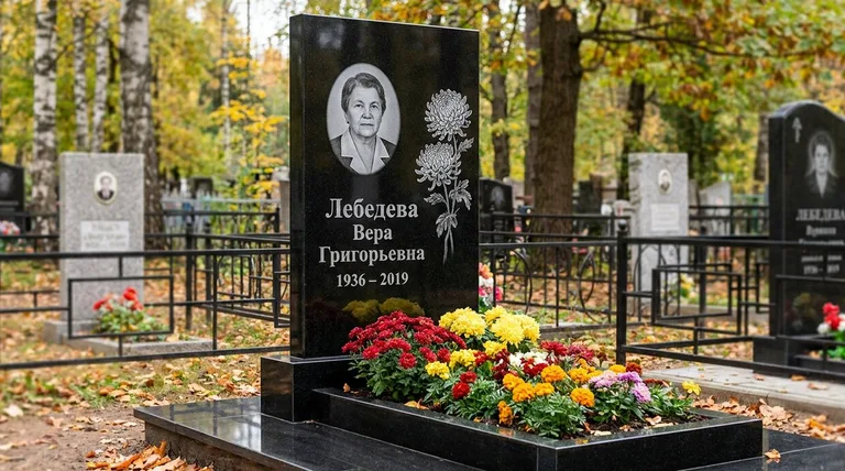 Памятник с гравировкой хризантем — выполненная работа «Лебедева» в Ханты-Мансийске