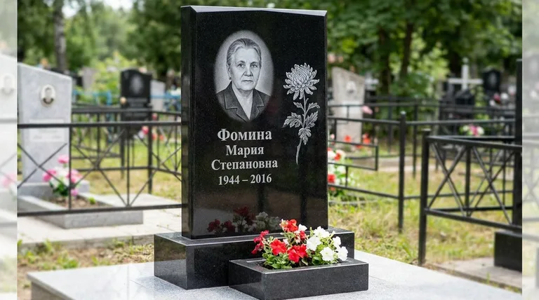 Памятник с гравировкой хризантем — выполненная работа «Фомина» в Ханты-Мансийске