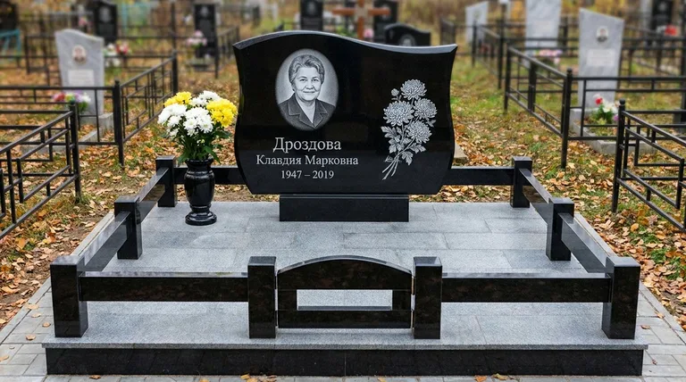 Памятник с гравировкой хризантем — выполненная работа «Дроздова» в Ханты-Мансийске