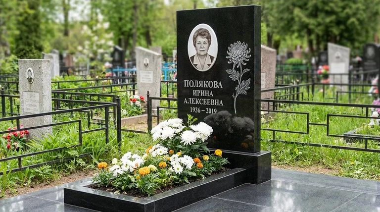 Памятник с гравировкой хризантем — выполненная работа «Полякова» в Ханты-Мансийске