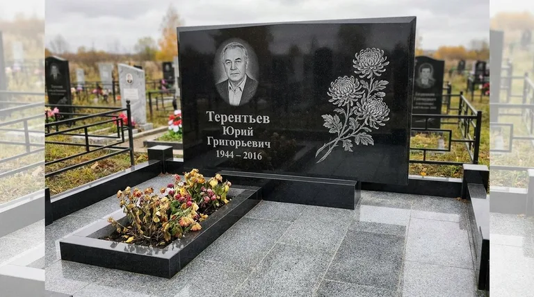 Памятник с гравировкой хризантем — выполненная работа «Терентьев» в Ханты-Мансийске