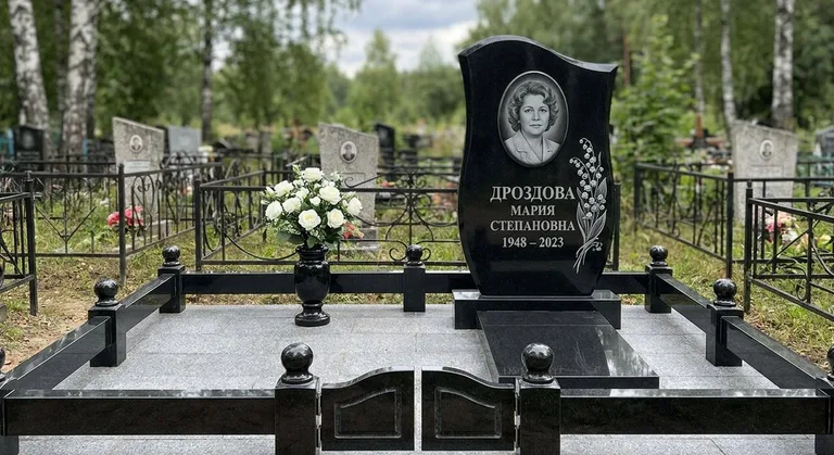 Памятник с гравировкой ландышей — выполненная работа «Дроздова» в Ханты-Мансийске