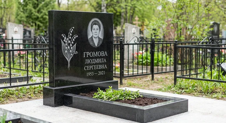 Памятник с гравировкой ландышей — выполненная работа «Громова» в Ханты-Мансийске