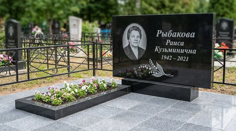 Памятник с гравировкой ландышей — выполненная работа «Рыбакова» в Ханты-Мансийске