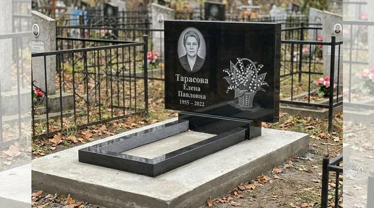 Памятник с гравировкой ландышей — выполненная работа «Тарасова» в Ханты-Мансийске