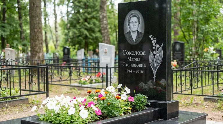 Памятник с гравировкой ландышей — выполненная работа «Соколова» в Ханты-Мансийске