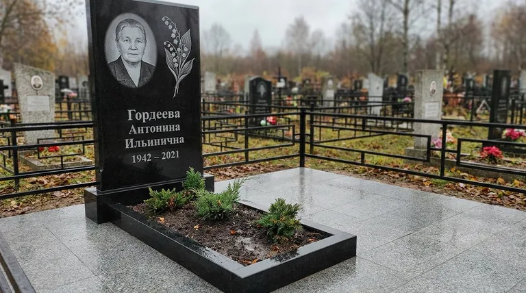 Памятник с гравировкой ландышей — выполненная работа «Гордеева» в Ханты-Мансийске