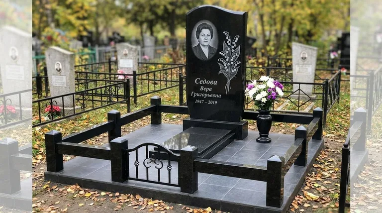 Памятник с гравировкой ландышей — выполненная работа «Седова» в Ханты-Мансийске