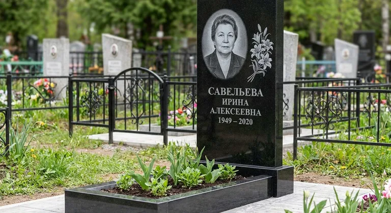 Памятник с гравировкой лилий — выполненная работа «Савельева» в Ханты-Мансийске