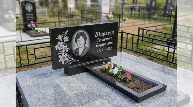 Памятник с гравировкой лилий — выполненная работа «Ширяева» в Ханты-Мансийске
