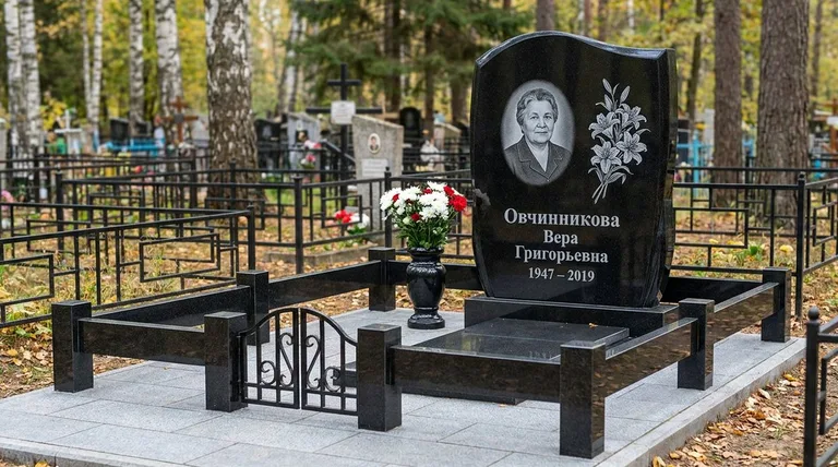 Памятник с гравировкой лилий — выполненная работа «Овчинникова» в Ханты-Мансийске