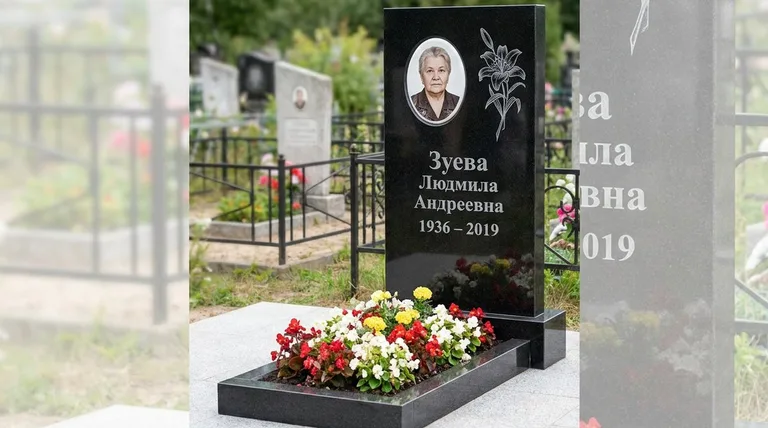 Памятник с гравировкой лилий — выполненная работа «Зуева» в Ханты-Мансийске