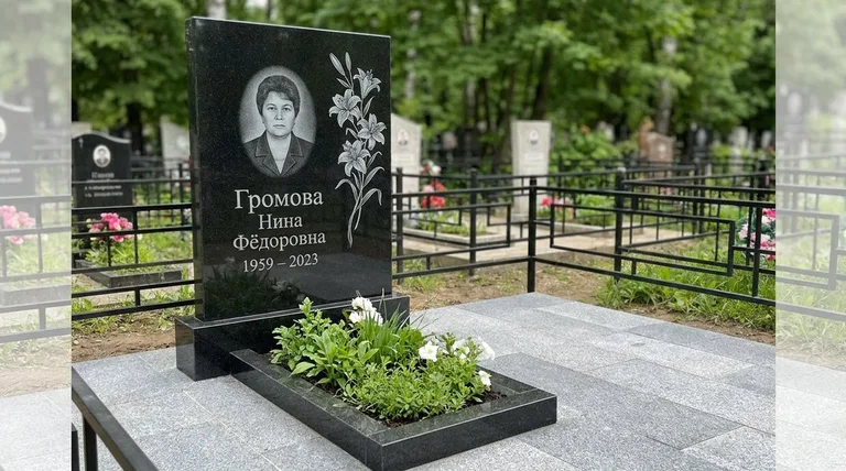 Памятник с гравировкой лилий — выполненная работа «Громова» в Ханты-Мансийске