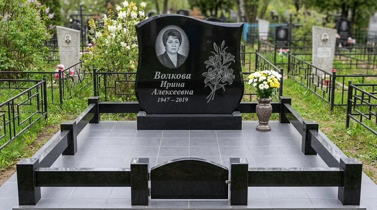 Памятник с гравировкой лилий — выполненная работа «Волкова» в Ханты-Мансийске