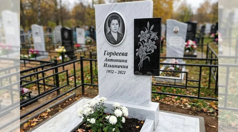 Памятник с гравировкой лилий — выполненная работа «Гордеева» в Ханты-Мансийске