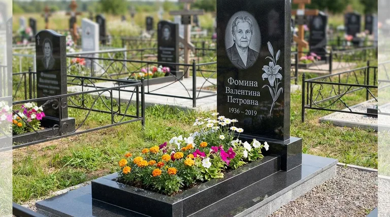 Памятник с гравировкой лилий — выполненная работа «Фомина» в Ханты-Мансийске