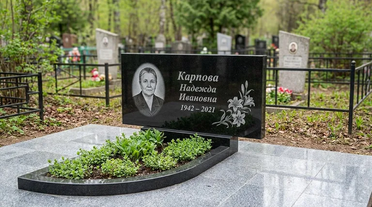 Памятник с гравировкой лилий — выполненная работа «Карпова» в Ханты-Мансийске