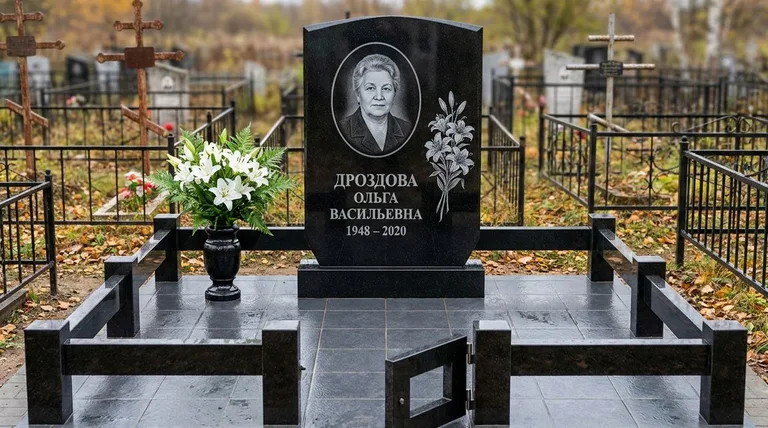 Памятник с гравировкой лилий — выполненная работа «Дроздова» в Ханты-Мансийске