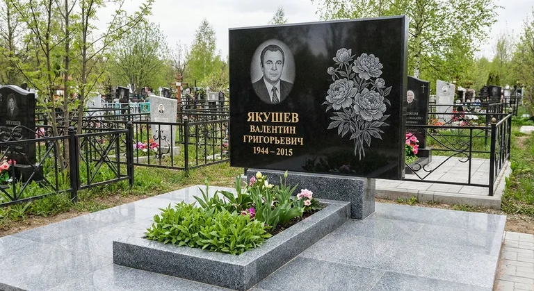 Памятник с гравировкой пионов — выполненная работа «Якушев» в Ханты-Мансийске