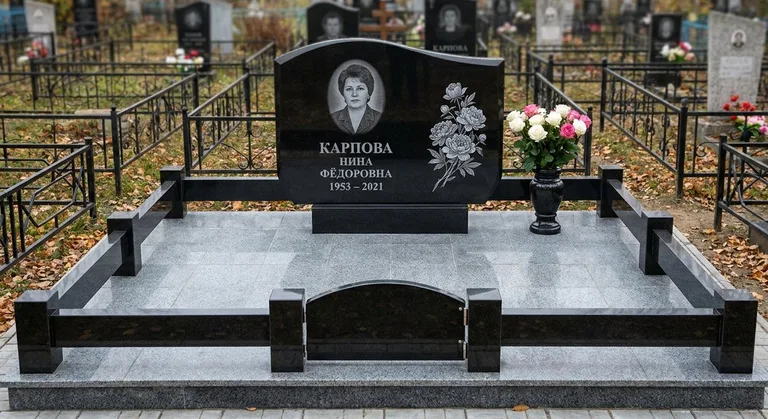 Памятник с гравировкой пионов — выполненная работа «Карпова» в Ханты-Мансийске
