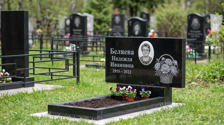 Памятник с гравировкой пионов — выполненная работа «Беляева» в Ханты-Мансийске