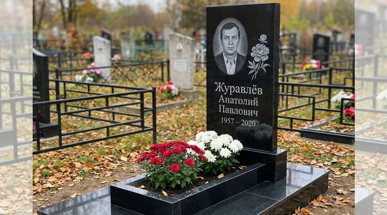 Памятник с гравировкой пионов — выполненная работа «Журавлёв» в Ханты-Мансийске