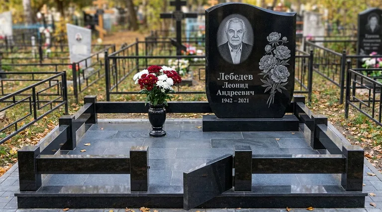 Памятник с гравировкой пионов — выполненная работа «Лебедев» в Ханты-Мансийске