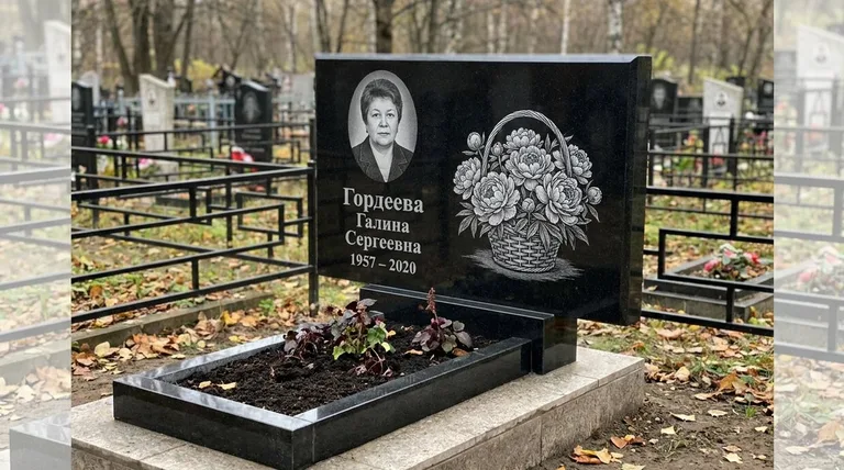 Памятник с гравировкой пионов — выполненная работа «Гордеева» в Ханты-Мансийске