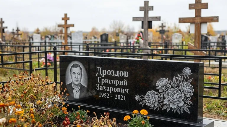 Памятник с гравировкой пионов — выполненная работа «Дроздов» в Ханты-Мансийске