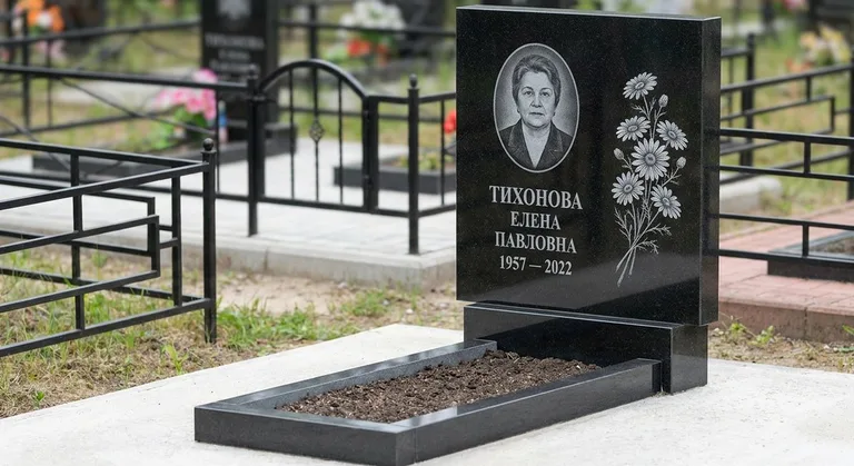 Памятник с гравировкой ромашек — выполненная работа «Тихонова» в Ханты-Мансийске