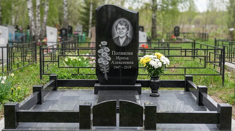 Памятник с гравировкой ромашек — выполненная работа «Полякова» в Ханты-Мансийске