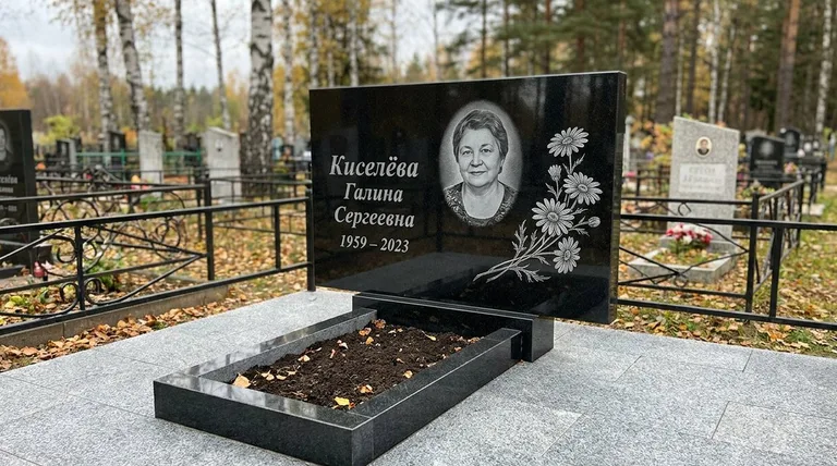 Памятник с гравировкой ромашек — выполненная работа «Киселёва» в Ханты-Мансийске