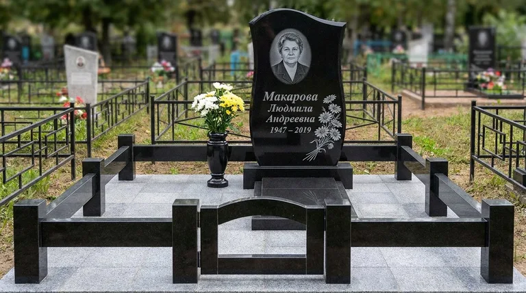 Памятник с гравировкой ромашек — выполненная работа «Макарова» в Ханты-Мансийске
