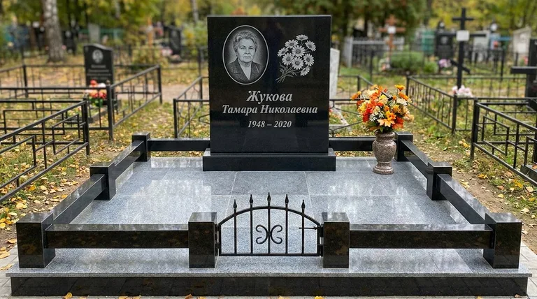 Памятник с гравировкой ромашек — выполненная работа «Жукова» в Ханты-Мансийске