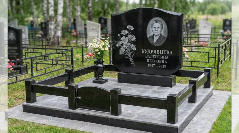 Памятник с гравировкой ромашек — выполненная работа «Кудрявцева» в Ханты-Мансийске