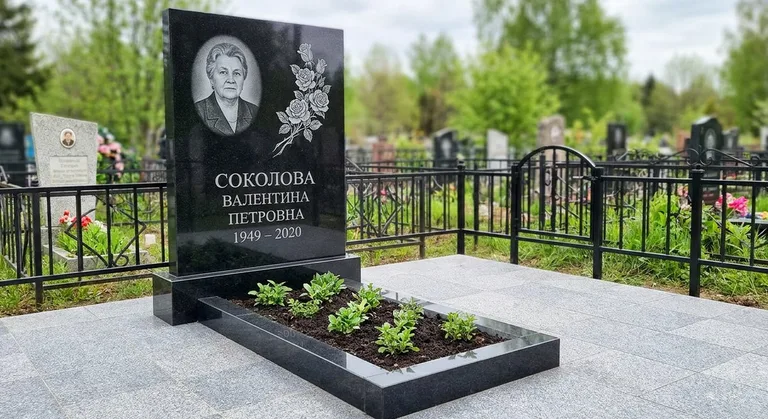 Памятник с гравировкой роз — выполненная работа «Соколова» в Ханты-Мансийске