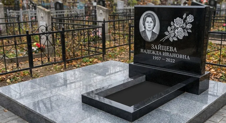 Памятник с гравировкой роз — выполненная работа «Зайцева» в Ханты-Мансийске