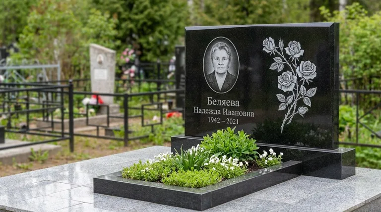 Памятник с гравировкой роз — выполненная работа «Беляева» в Ханты-Мансийске